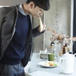 朝食をとる男性
