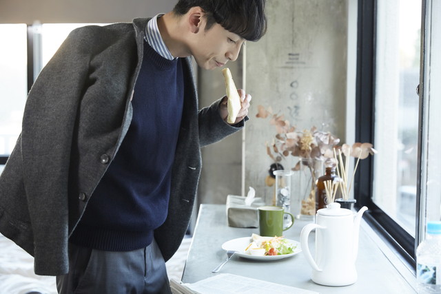 朝食をとる男性