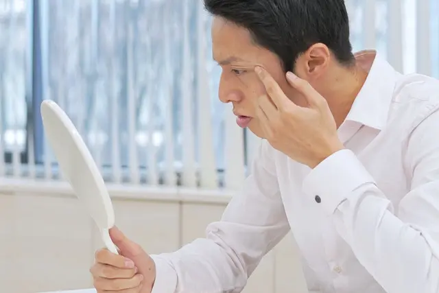 目尻を気にする男性