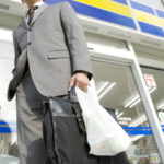 コンビニで買い物する男性