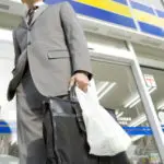 コンビニで買い物する男性