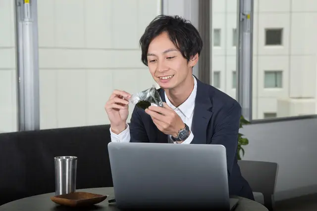 おにぎりを食べる男性