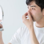 鼻を気にする男性