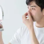 鼻を気にする男性