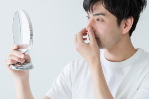 鼻を気にする男性