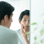 肌をチェックする男性