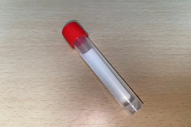 ブラシを保管する蓋付きチューブ