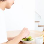 食事する男性