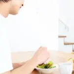食事する男性