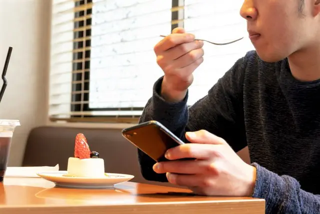 ケーキを食べる男性