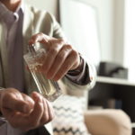 香水をつける男性