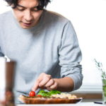 料理する男性