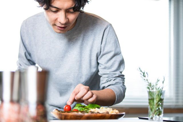 料理する男性