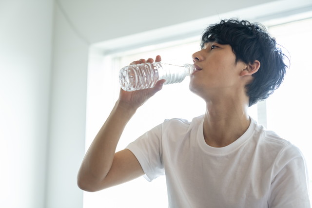 水を飲む