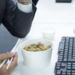 牛丼を食べるビジネスマン