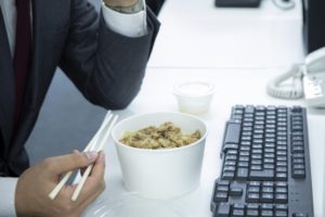 牛丼を食べるビジネスマン