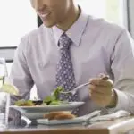 食事するビジネスマン