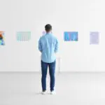 鑑賞する男性