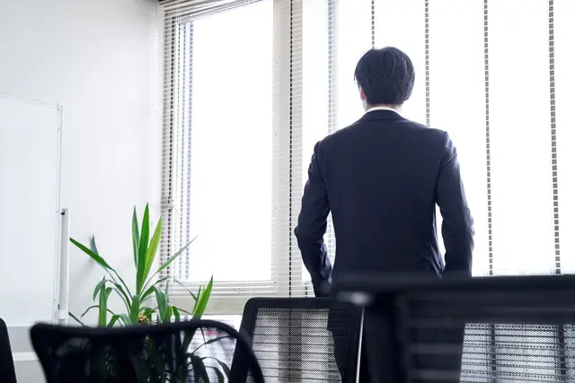 オフィスの男性