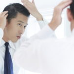 ヘアスタイルを整える男性