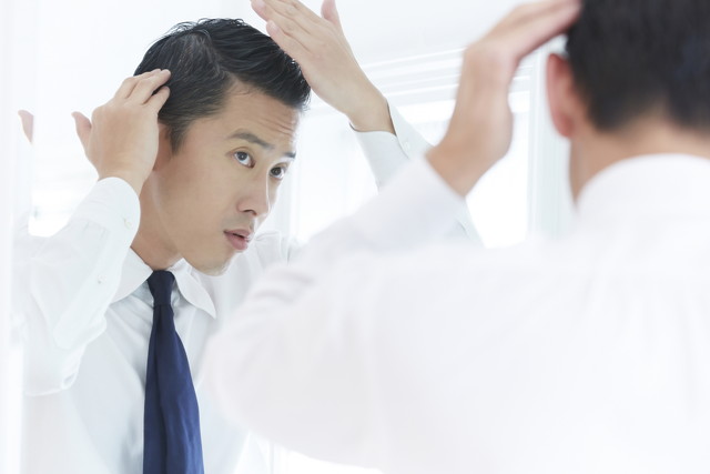 ヘアスタイルを整える男性