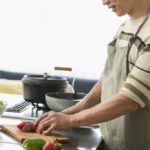 料理する男性