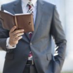 手帳を見る男性