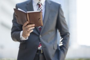 手帳を見る男性