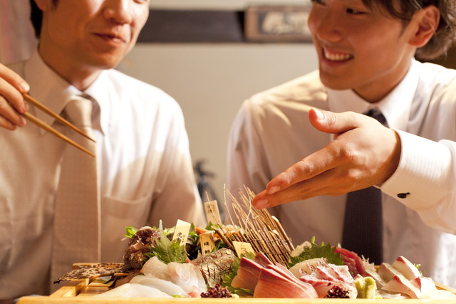 外食するサラリーマン