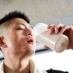 プロテインを飲む男性