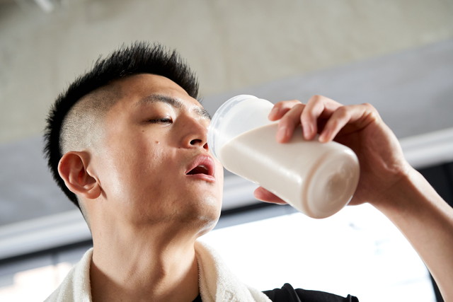 プロテインを飲む男性