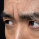 濃い眉毛