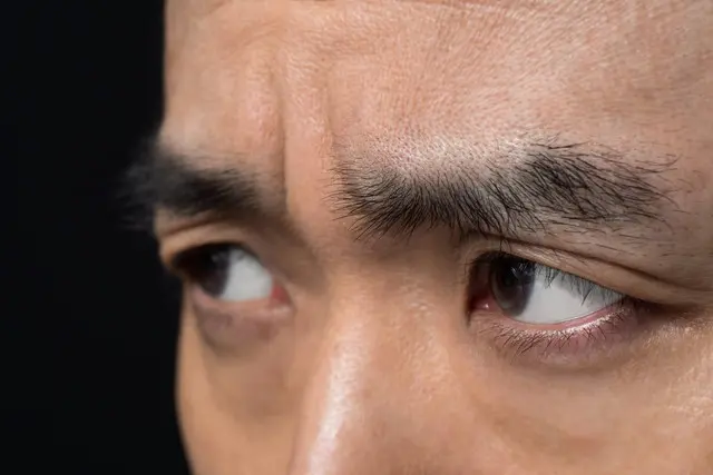 眉毛が濃い男は暑苦しい？仕事で与える印象や整え方のポイント