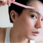 眉毛を剃る