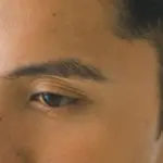 長さが整えられた眉