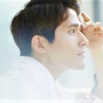 眉を気にする男性