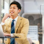 眉を細くしている男性