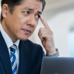 眉毛の手入れをしていない男性