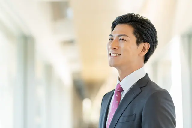 眉毛で凛々しく見える