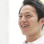 短い眉毛の男性