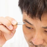 眉毛を抜く