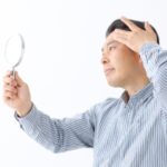 眉毛を気にする男性