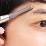 眉毛の上を剃る