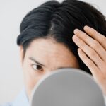 鏡を見る男性
