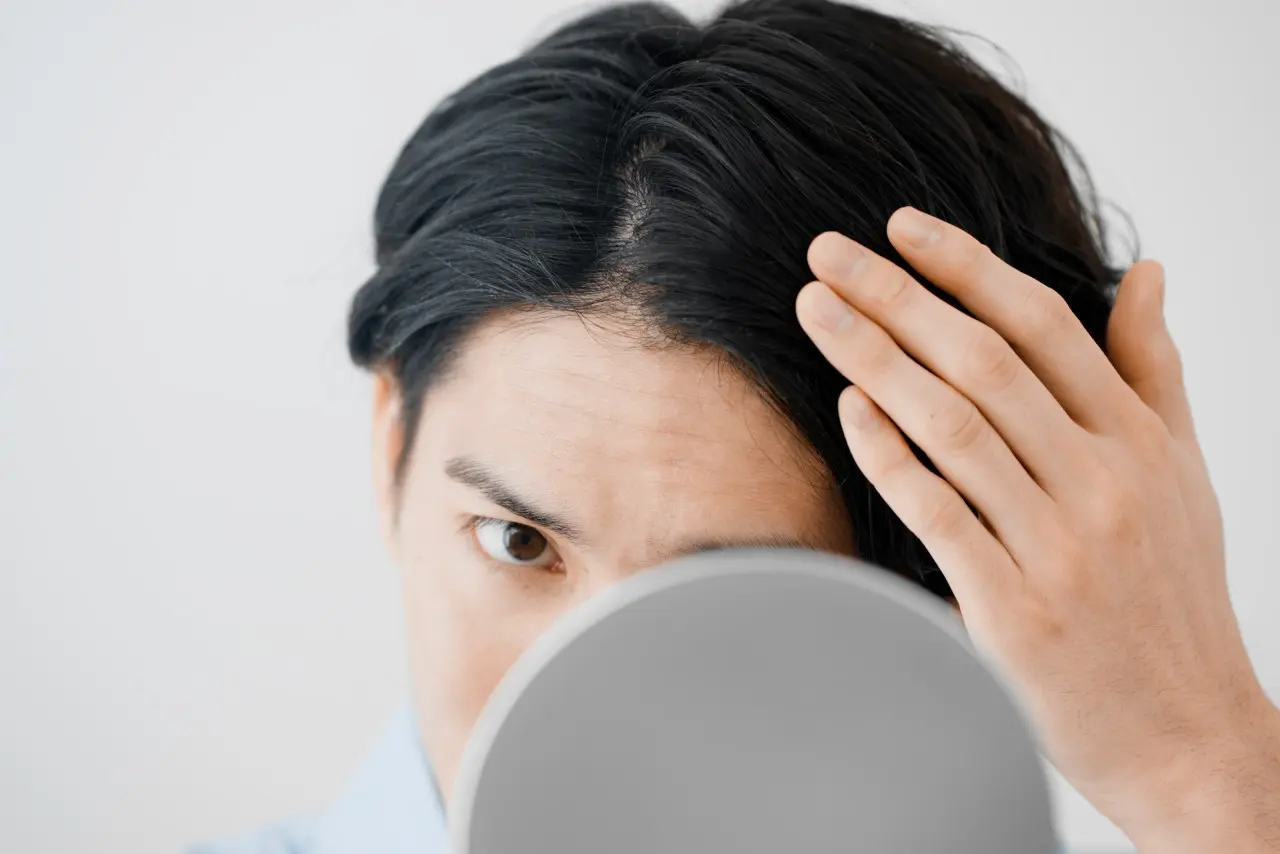 鏡を見る男性