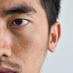 眉毛が太い男性
