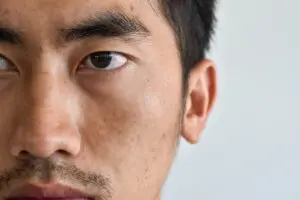 ゲジゲジ眉毛に見えてしまう原因や眉毛を薄くするメリット