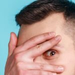 眉毛を隠す男性