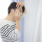 眉毛を整えるミドル男性