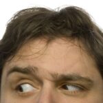 歪んだ眉毛